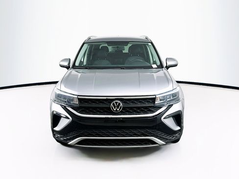 Used 2022 Volkswagen Taos SE FWD image 2