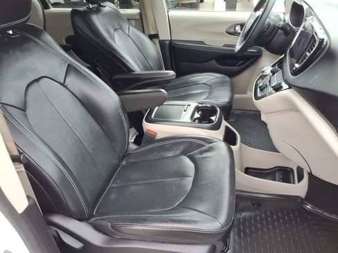 Used 2022 Chrysler Pacifica Touring-L FWD image 3