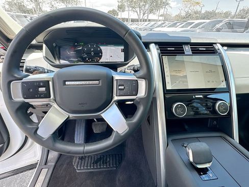 Used 2025 Land Rover Discovery S image 12
