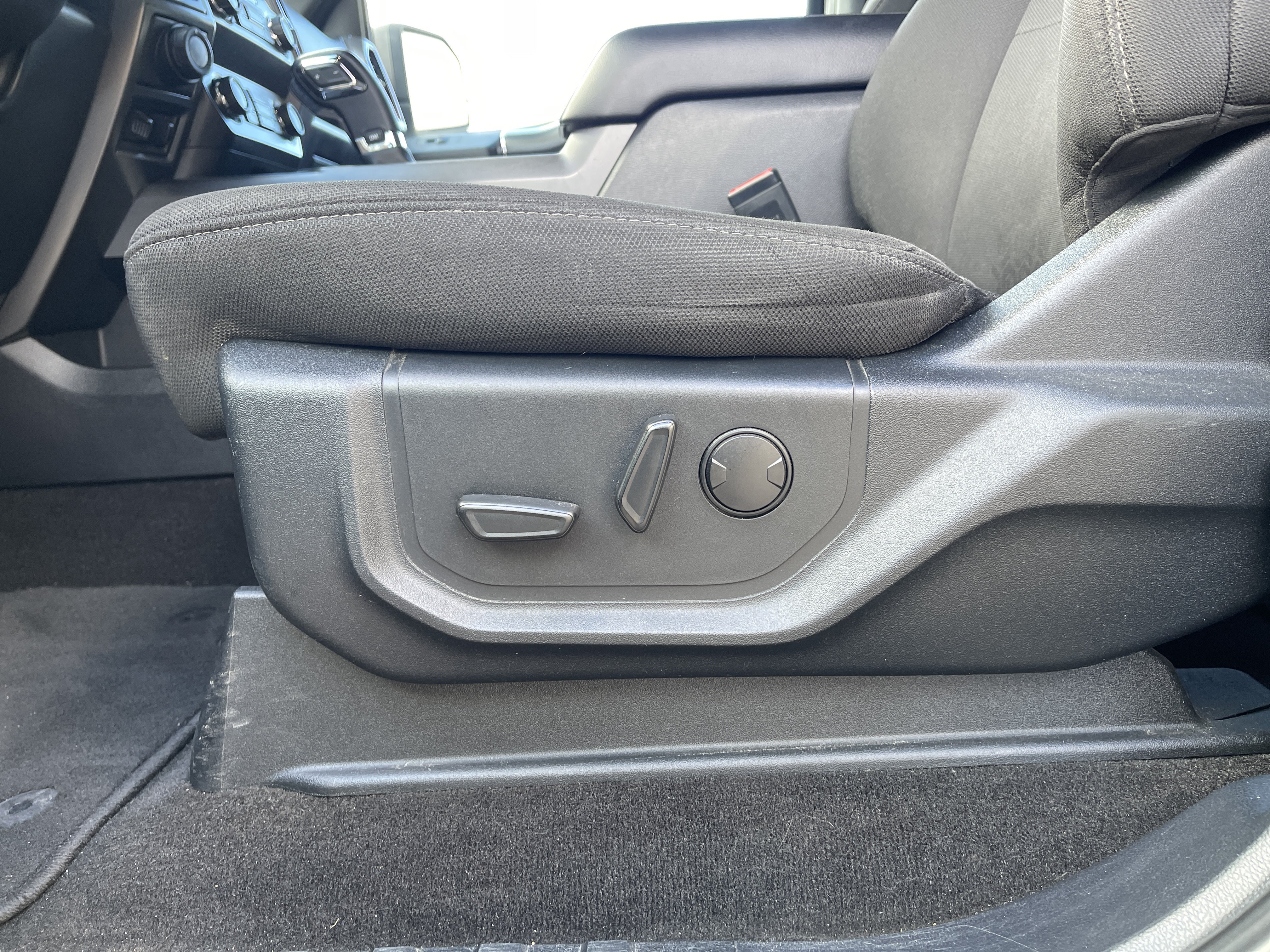 Used 2019 Ford F150 XLT w/ Equipment Group 302A Luxury AWD/4WD image 13