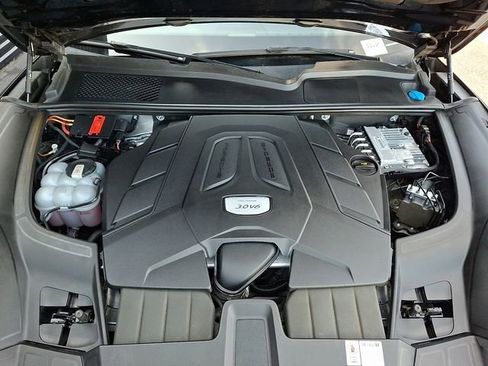 Certified 2023 Porsche Cayenne Platinum Edition image 32