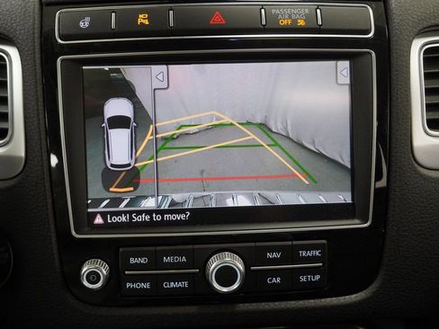 Used 2016 Volkswagen Touareg VR6 image 32
