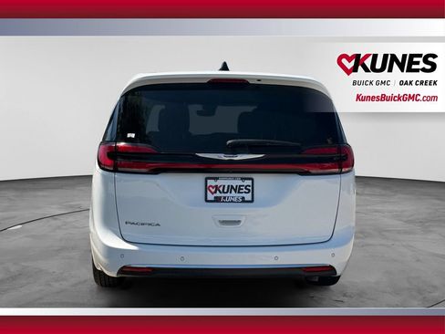 Used 2024 Chrysler Pacifica Touring-L FWD image 9