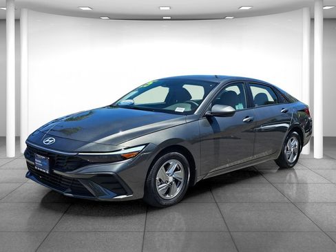 Certified 2025 Hyundai Elantra SE FWD image 3