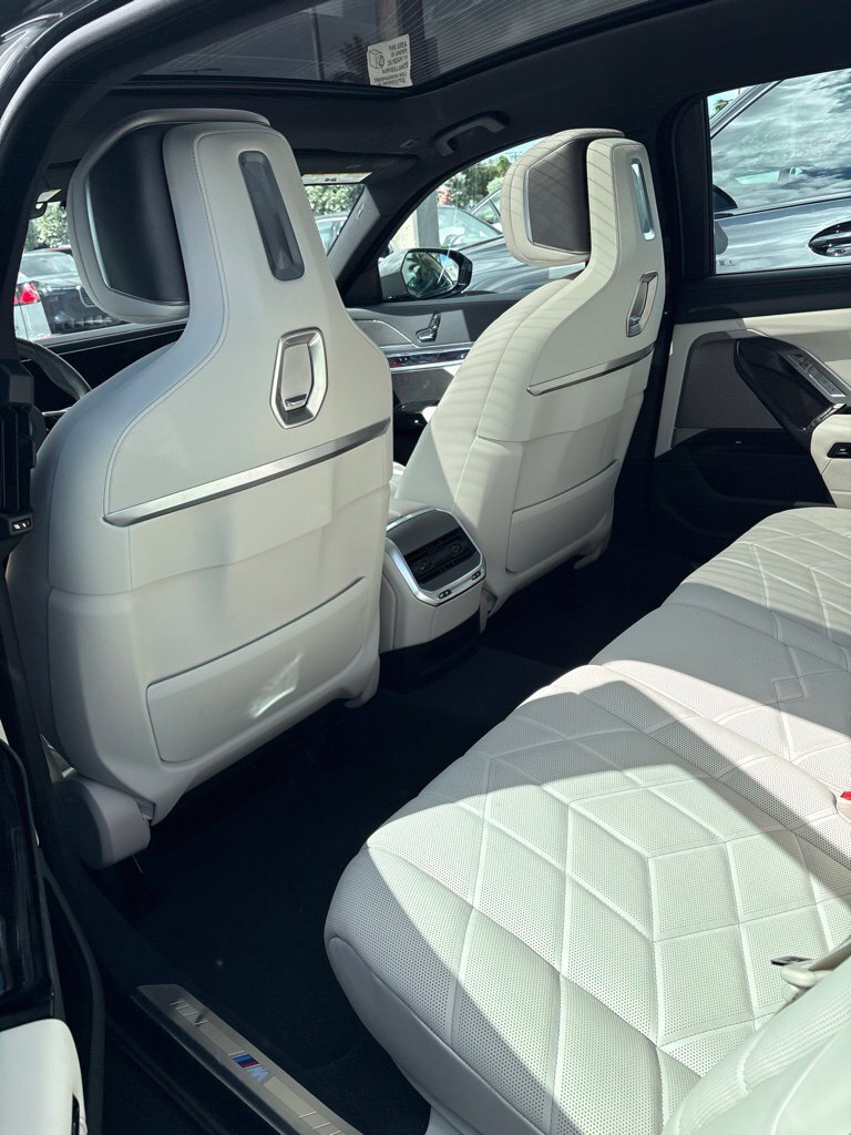 Certified 2023 BMW i7 xDrive60 AWD/4WD image 4
