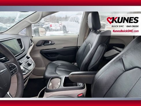 Used 2022 Chrysler Pacifica Touring-L w/ Uconnect Theater Family Group image 11