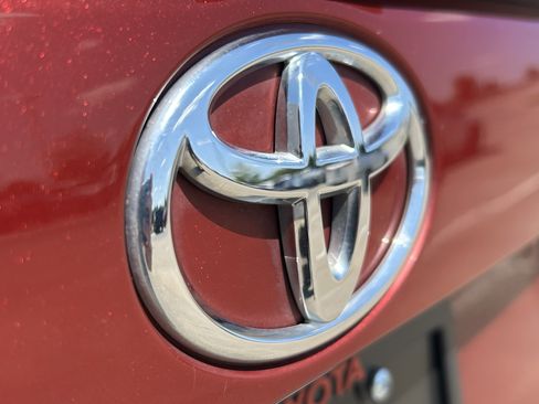 Used 2020 Toyota RAV4 XLE FWD image 7