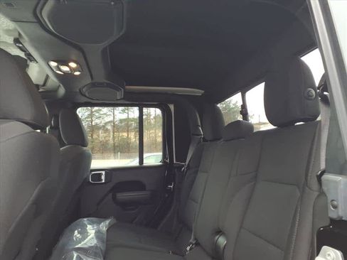 Used 2022 Jeep Gladiator Sport image 9