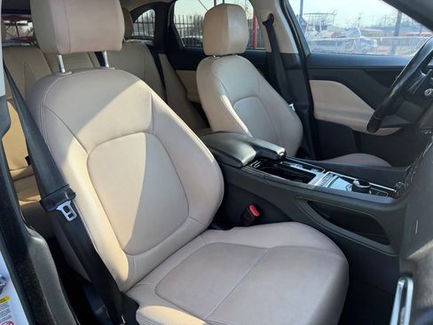 Used 2018 Jaguar F-PACE image 32