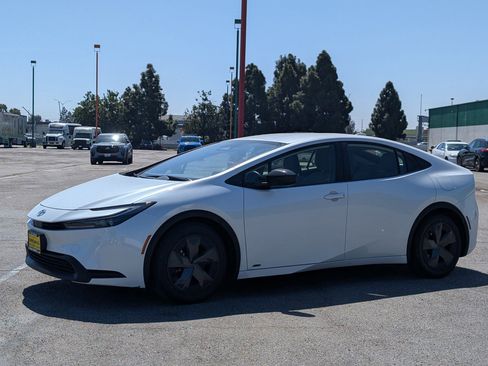 Used 2023 Toyota Prius LE image 3