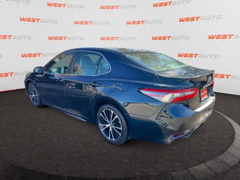 Used 2018 Toyota Camry LE image 3