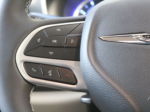 Used 2023 Chrysler Pacifica Touring-L image 11