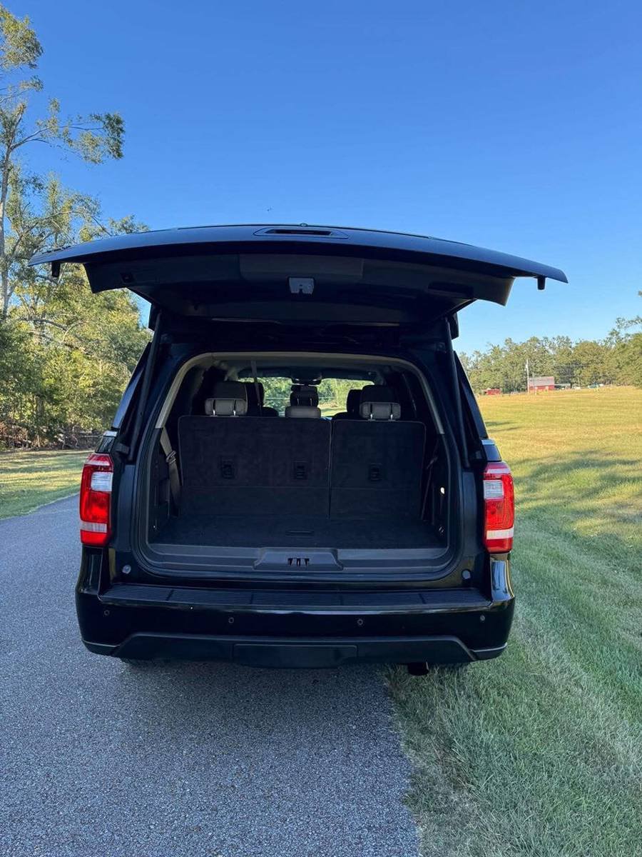 Used 2018 Ford Expedition XLT w/ Equipment Group 202A AWD/4WD image 18