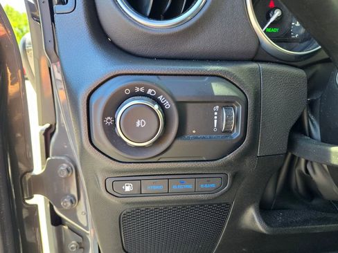 Used 2023 Jeep Wrangler Unlimited Sahara w/ Cold Weather Group AWD/4WD image 17