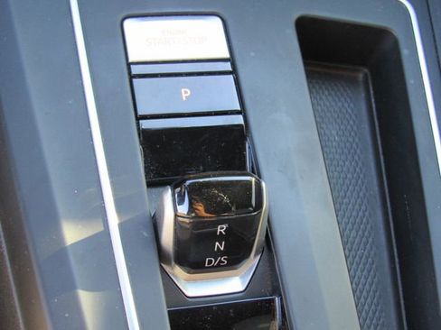 Used 2022 Volkswagen GTI SE FWD image 27