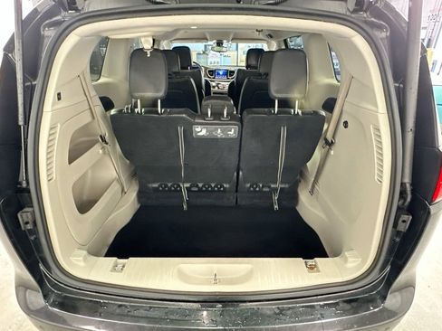 Used 2017 Chrysler Pacifica Touring-L FWD image 27