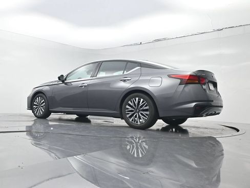 Used 2024 Nissan Altima 2.5 SV FWD image 21