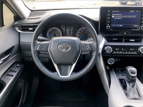 Used 2022 Toyota Venza LE image 6