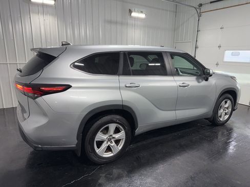 Used 2024 Toyota Highlander LE image 3