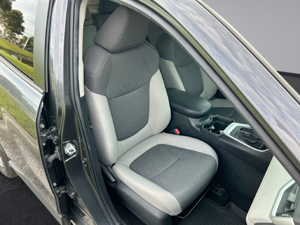 Used 2021 Toyota RAV4 XLE w/ Convenience Package FWD image 32