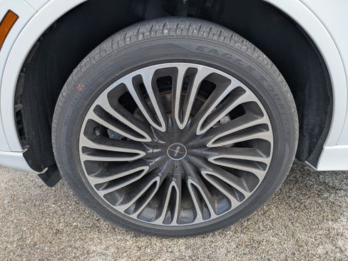 Used 2023 Lincoln Aviator Black Label w/ Class IV Trailer Tow Package AWD/4WD image 11