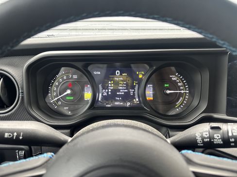 Used 2025 Jeep Wrangler Unlimited Rubicon 4xe w/ Safety Group AWD/4WD image 13