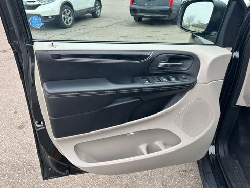 Used 2017 Dodge Grand Caravan SXT FWD image 13