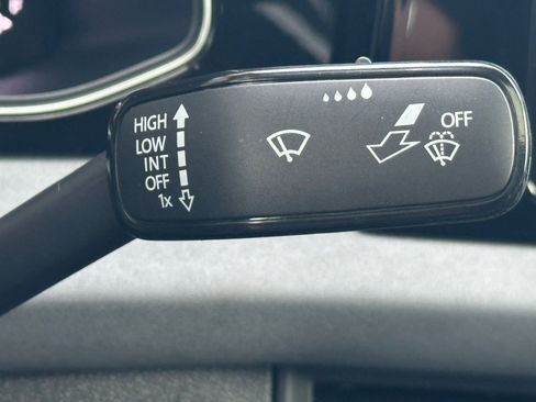 Used 2025 Volkswagen Jetta SE FWD image 18
