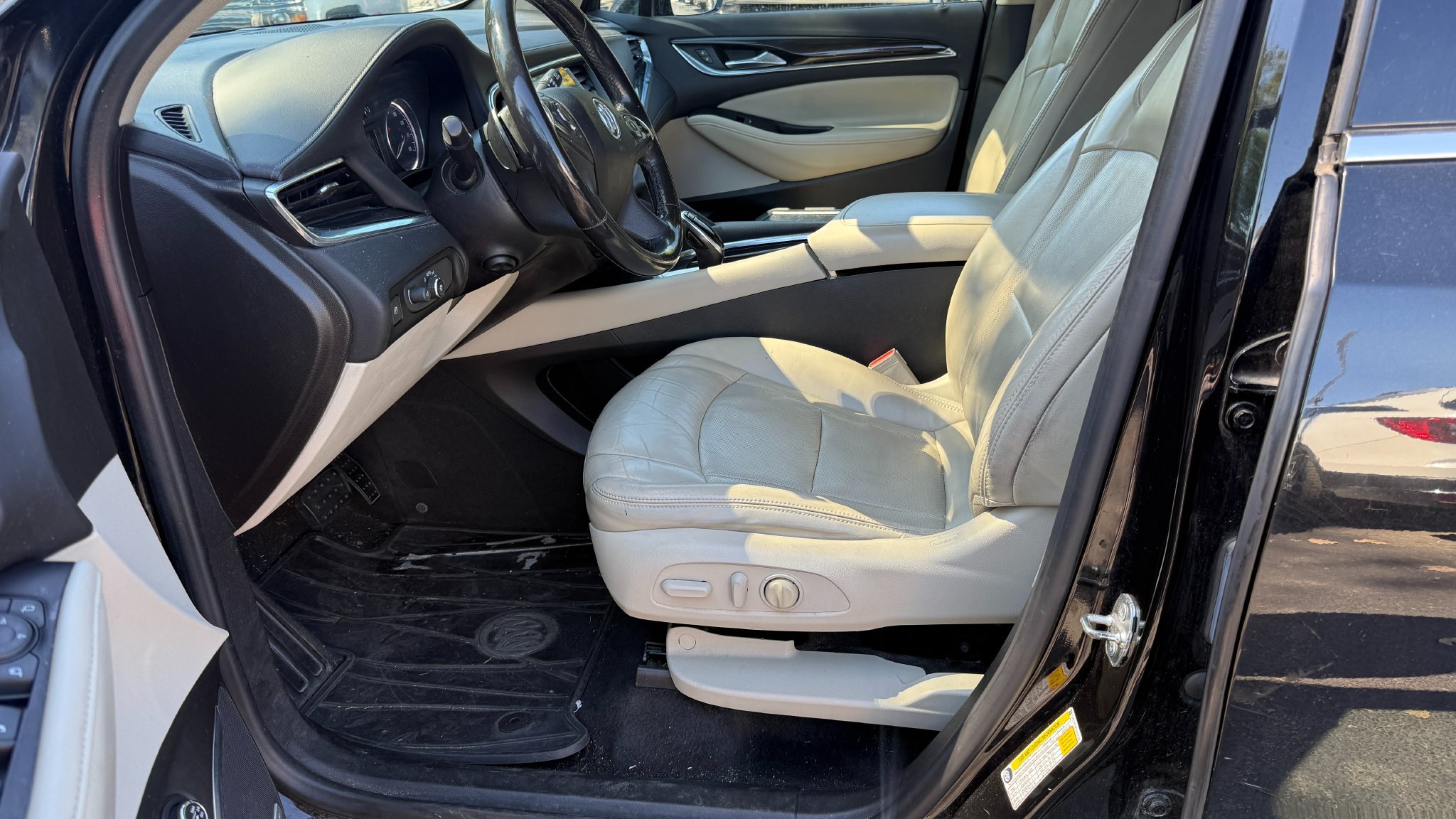 Used 2018 Buick Enclave Premium w/ LPO, Hit The Road Package AWD/4WD image 3