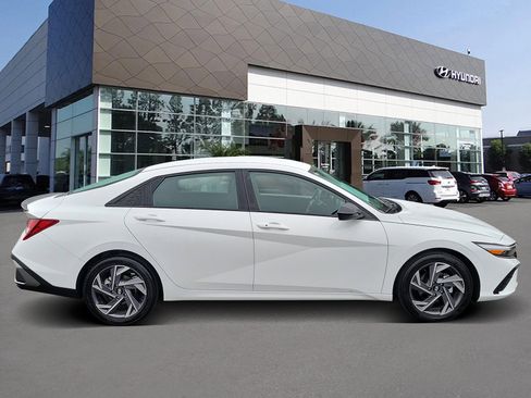 Certified 2025 Hyundai Elantra Sport w/ Cargo Package image 4