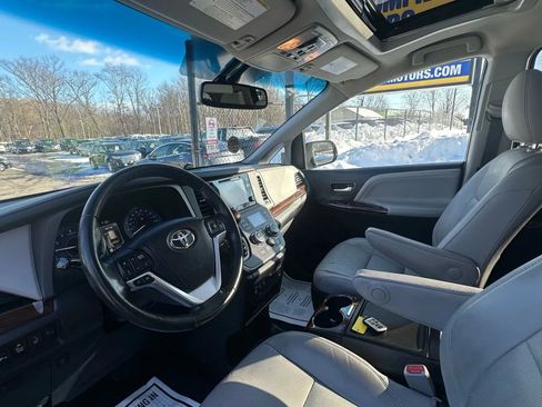 Used 2015 Toyota Sienna Limited image 19