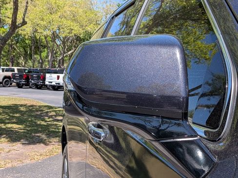 Used 2023 GMC Yukon Denali Ultimate AWD/4WD image 13