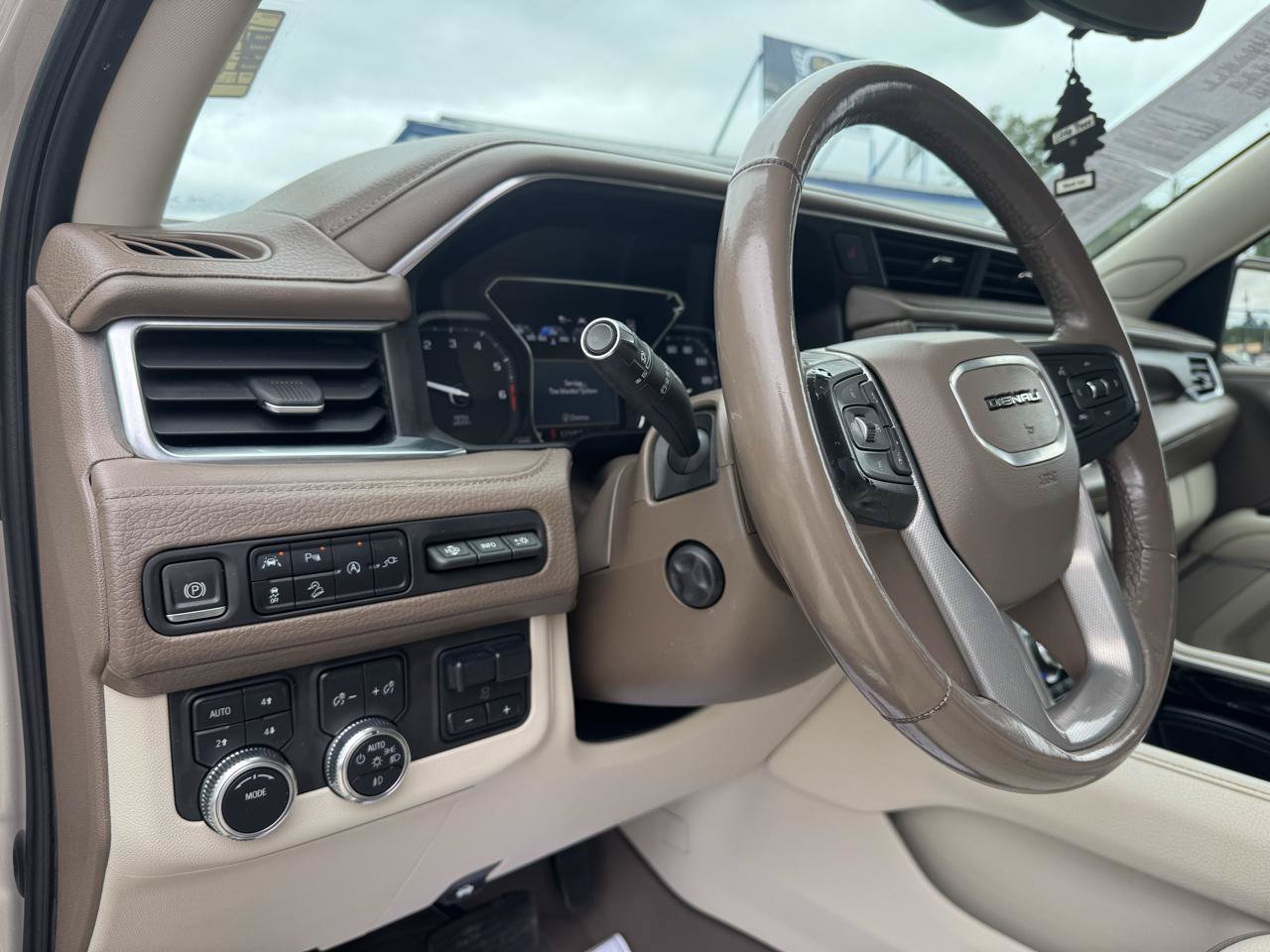 Used 2021 GMC Yukon XL Denali w/ Advanced Technology Package AWD/4WD image 13
