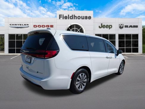 Used 2023 Chrysler Pacifica Touring-L FWD image 5