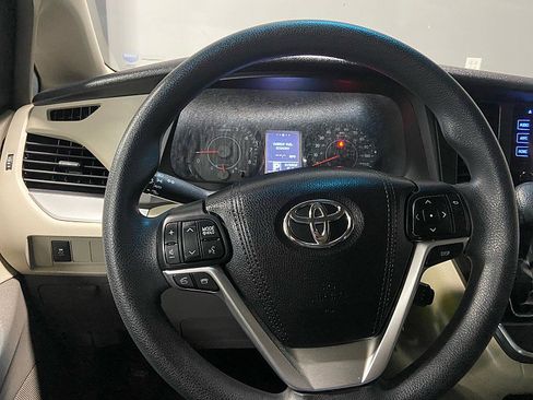 Used 2017 Toyota Sienna LE image 22