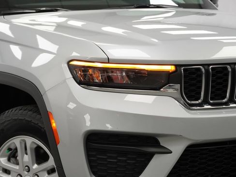 Certified 2022 Jeep Grand Cherokee Laredo w/ Luxury Tech Group I AWD/4WD image 6