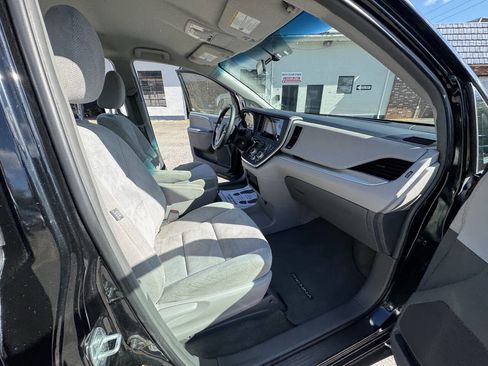Used 2015 Toyota Sienna L image 48