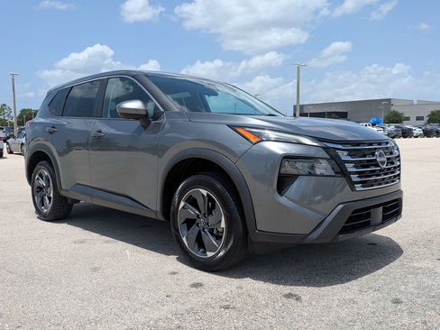 Used 2024 Nissan Rogue SV FWD image 2