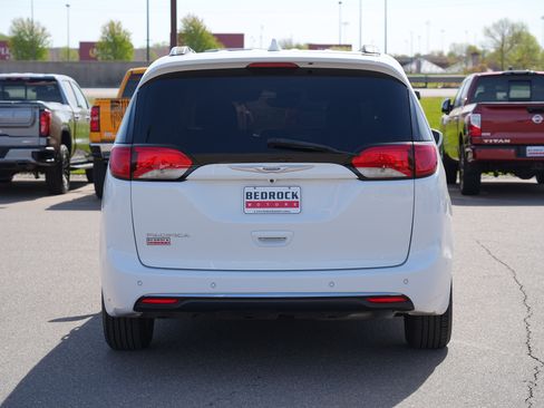 Used 2020 Chrysler Pacifica Touring-L Plus w/ Advanced Safetytec Group FWD image 4