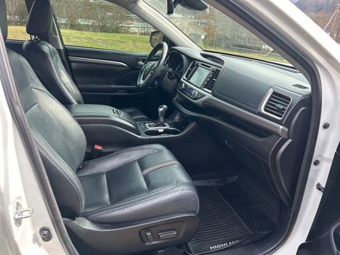 Used 2018 Toyota Highlander SE image 28