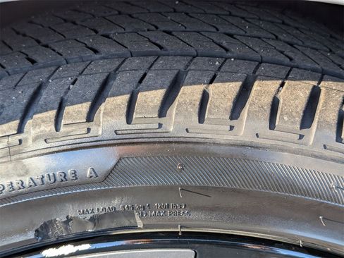 Used 2021 Toyota Prius XLE image 11