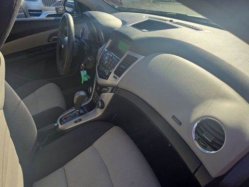 Used 2013 Chevrolet Cruze LS image 17