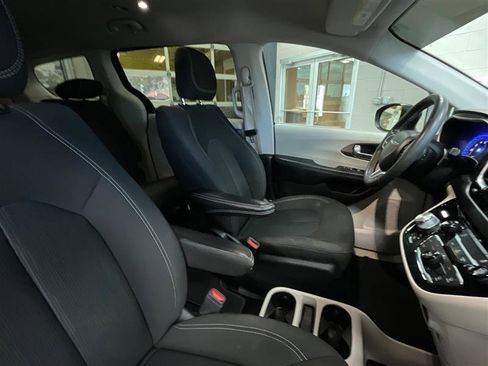 Used 2022 Chrysler Voyager LX FWD image 24