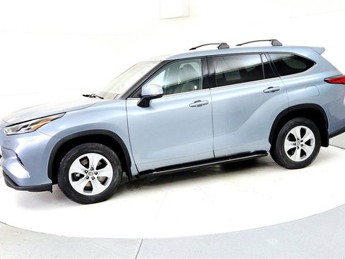Certified 2021 Toyota Highlander XLE image 3