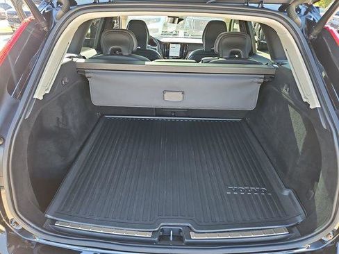 Used 2022 Volvo XC60 B5 Momentum w/ Climate Package AWD/4WD image 25