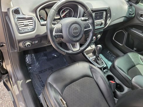 Used 2018 Jeep Compass Latitude FWD image 13