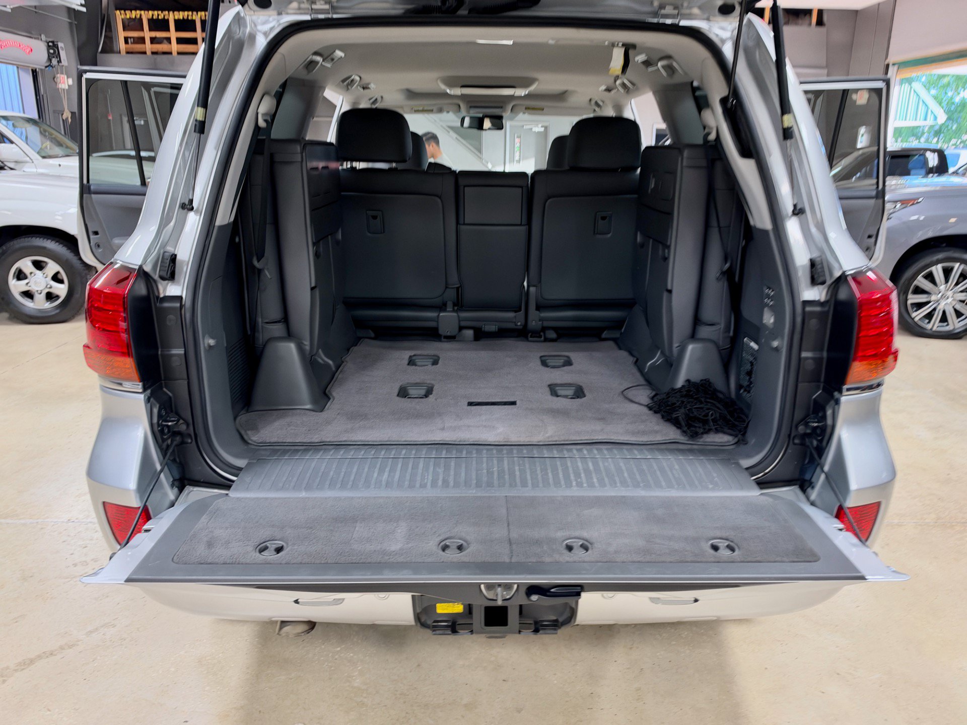 Used 2010 Lexus LX 570 4WD image 27