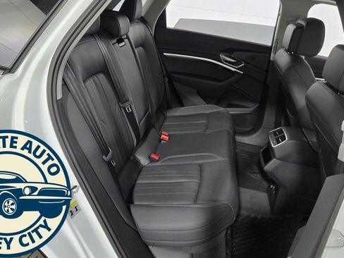 Used 2024 Audi Q8 e-tron Premium Plus image 36