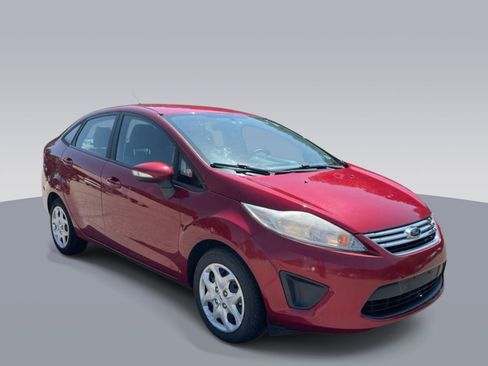 Used 2013 Ford Fiesta SE FWD image 2