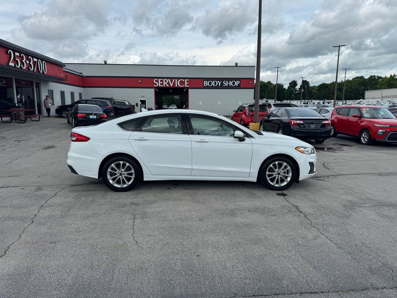 Used 2019 Ford Fusion SE FWD image 2